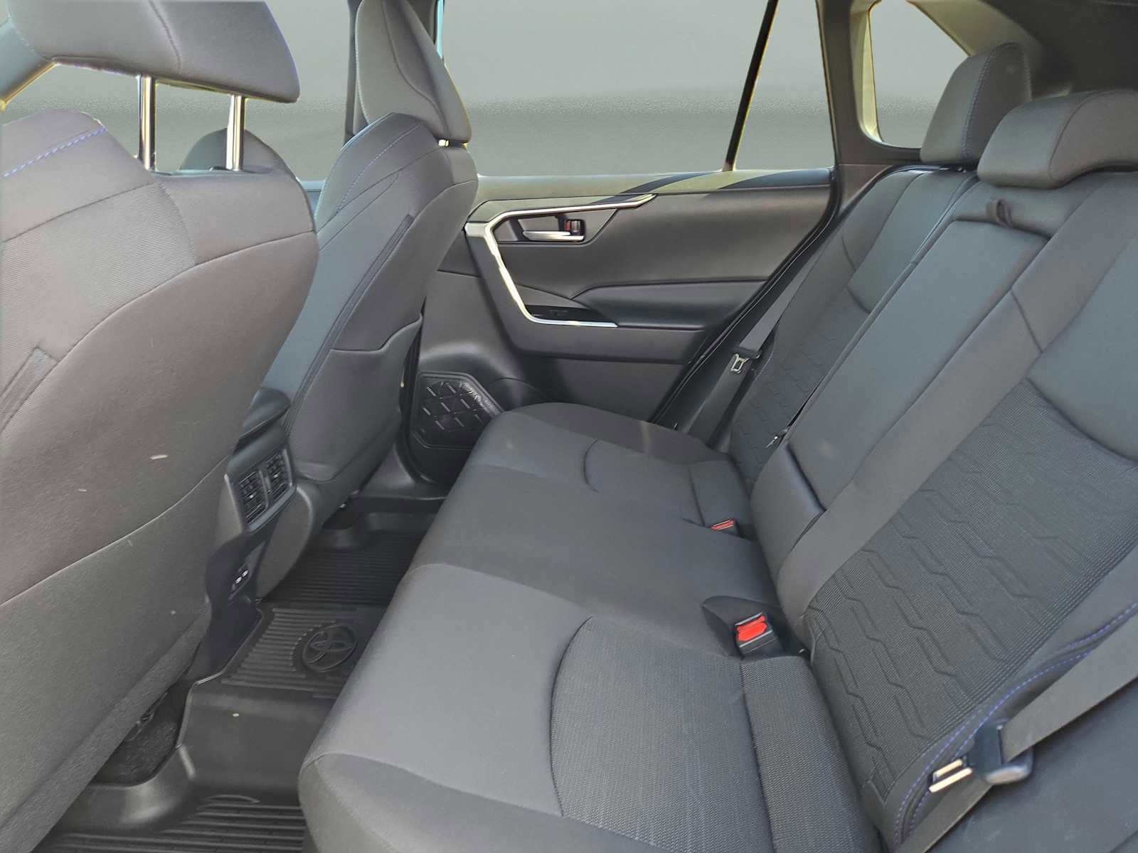 Used 2025 Toyota RAV4 SE image 13