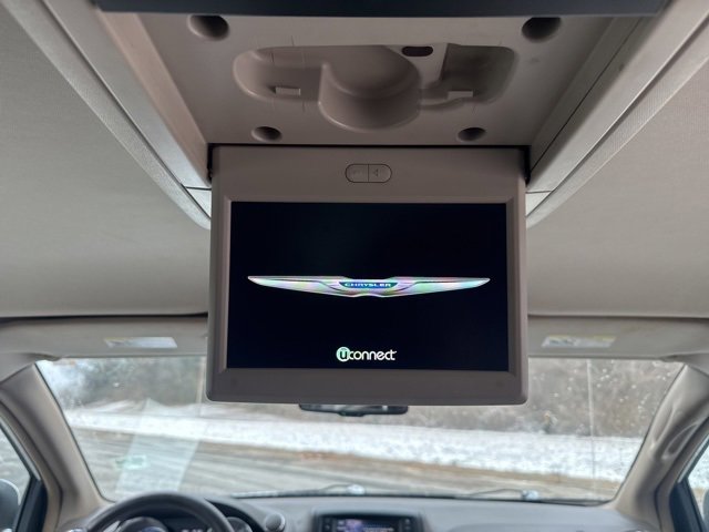 Used 2016 Chrysler Town & Country Touring image 13
