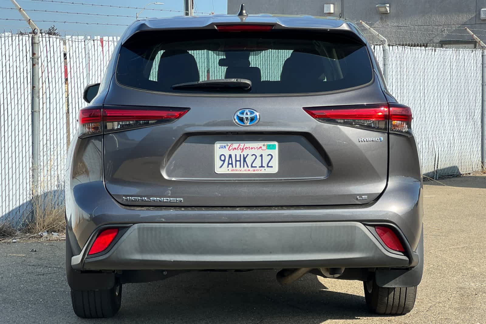 Used 2022 Toyota Highlander LE AWD/4WD image 4