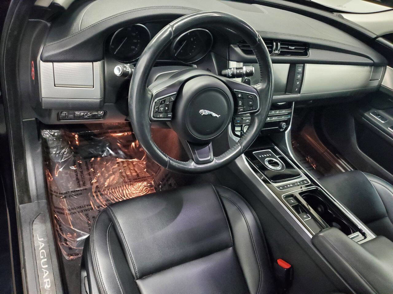 Used 2016 Jaguar XF Premium image 8