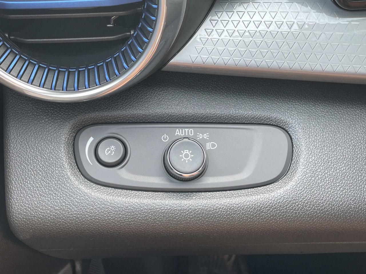 New 2026 Chevrolet Trax LT w/ LT Convenience Package FWD image 19