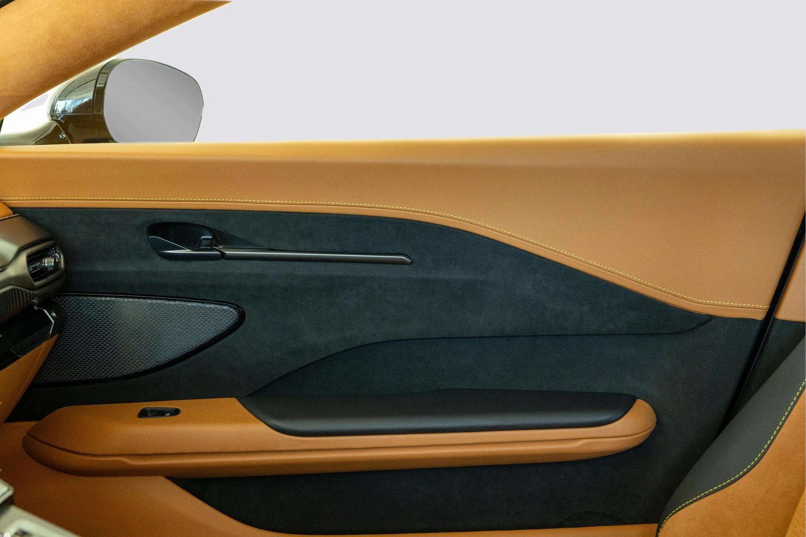 Used 2025 Aston Martin V8 Vantage Coupe RWD image 15