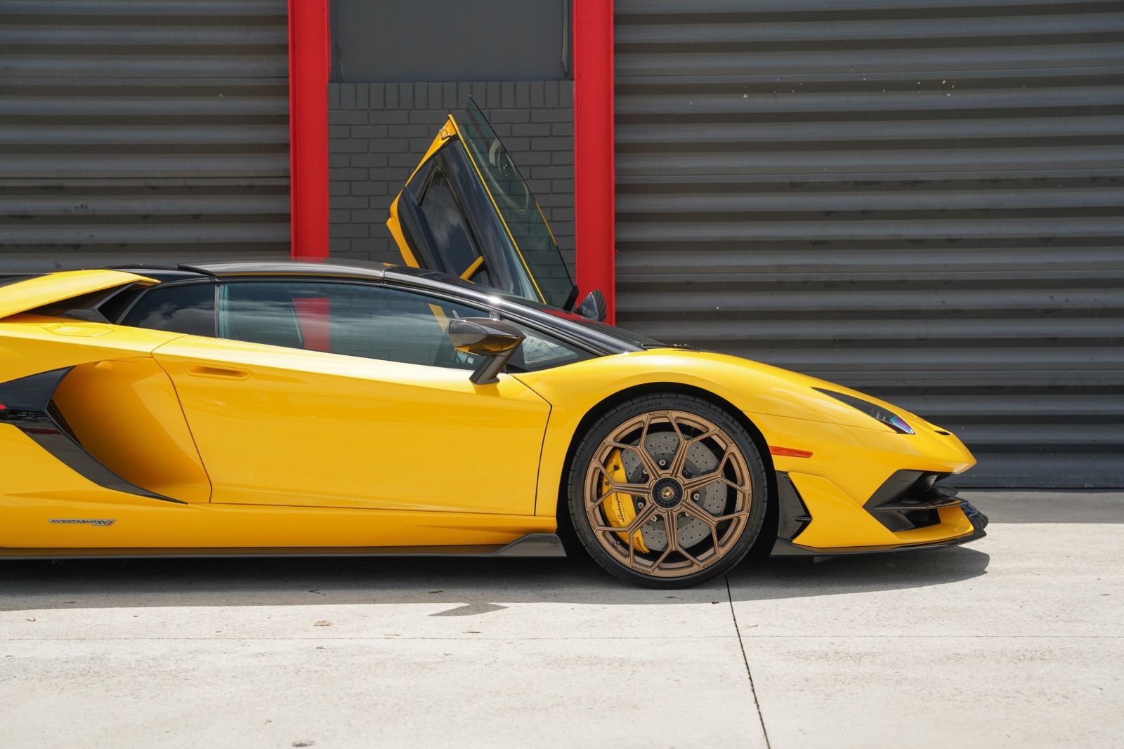 Used 2021 Lamborghini Aventador SVJ AWD/4WD image 9