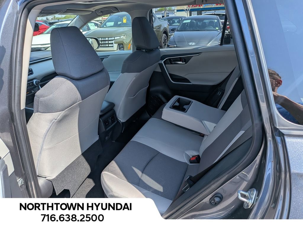 Used 2025 Toyota RAV4 XLE AWD/4WD image 31