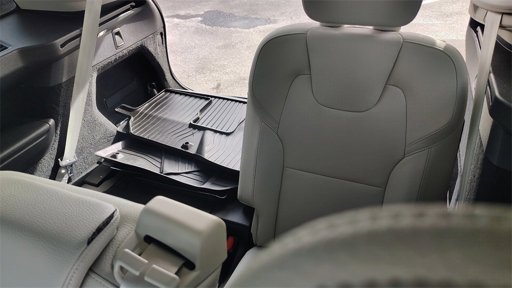 Used 2022 Volvo XC90 T5 Momentum w/ Climate Package image 30
