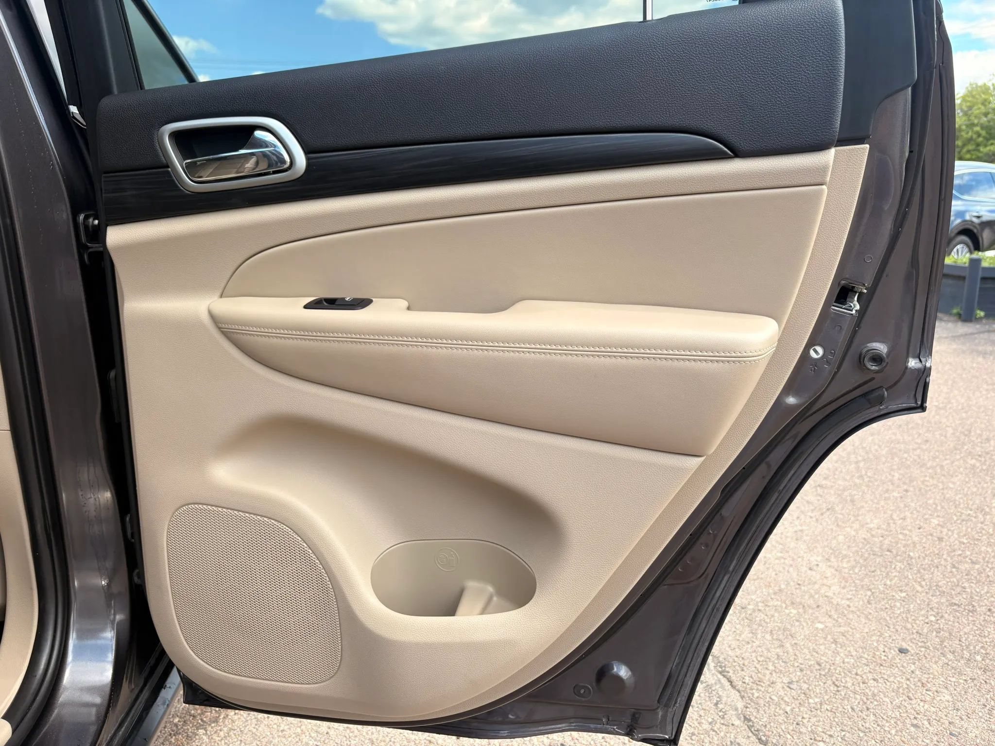 Used 2019 Jeep Grand Cherokee Laredo AWD/4WD image 9