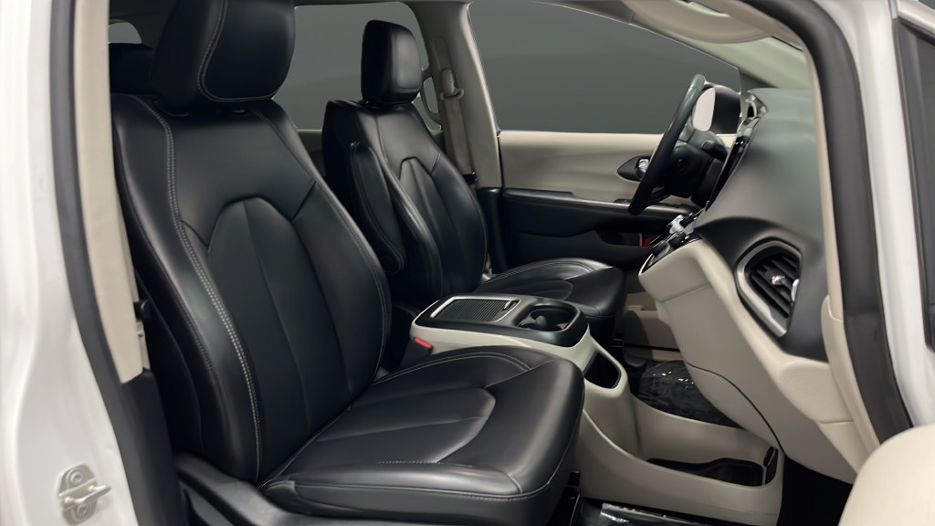 Used 2023 Chrysler Pacifica Touring-L FWD image 24