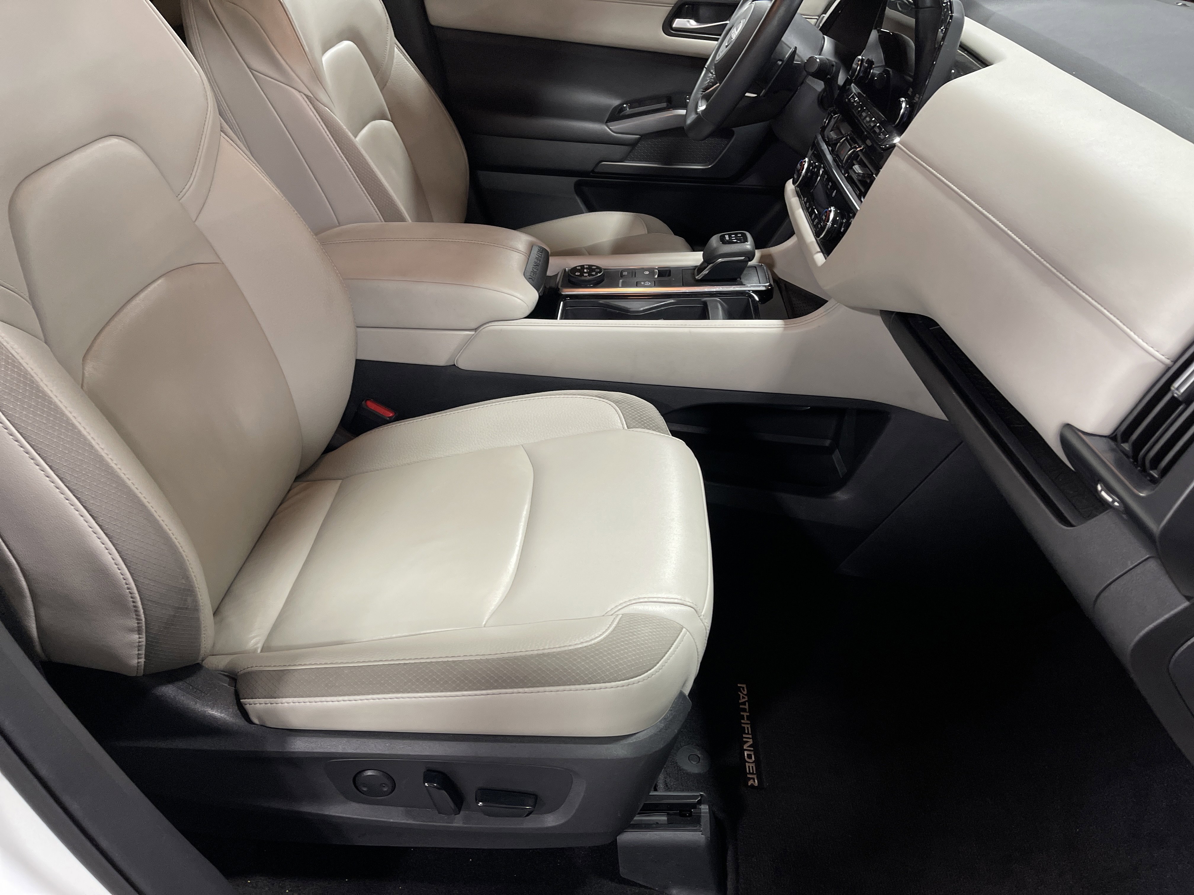 Used 2023 Nissan Pathfinder SL image 14