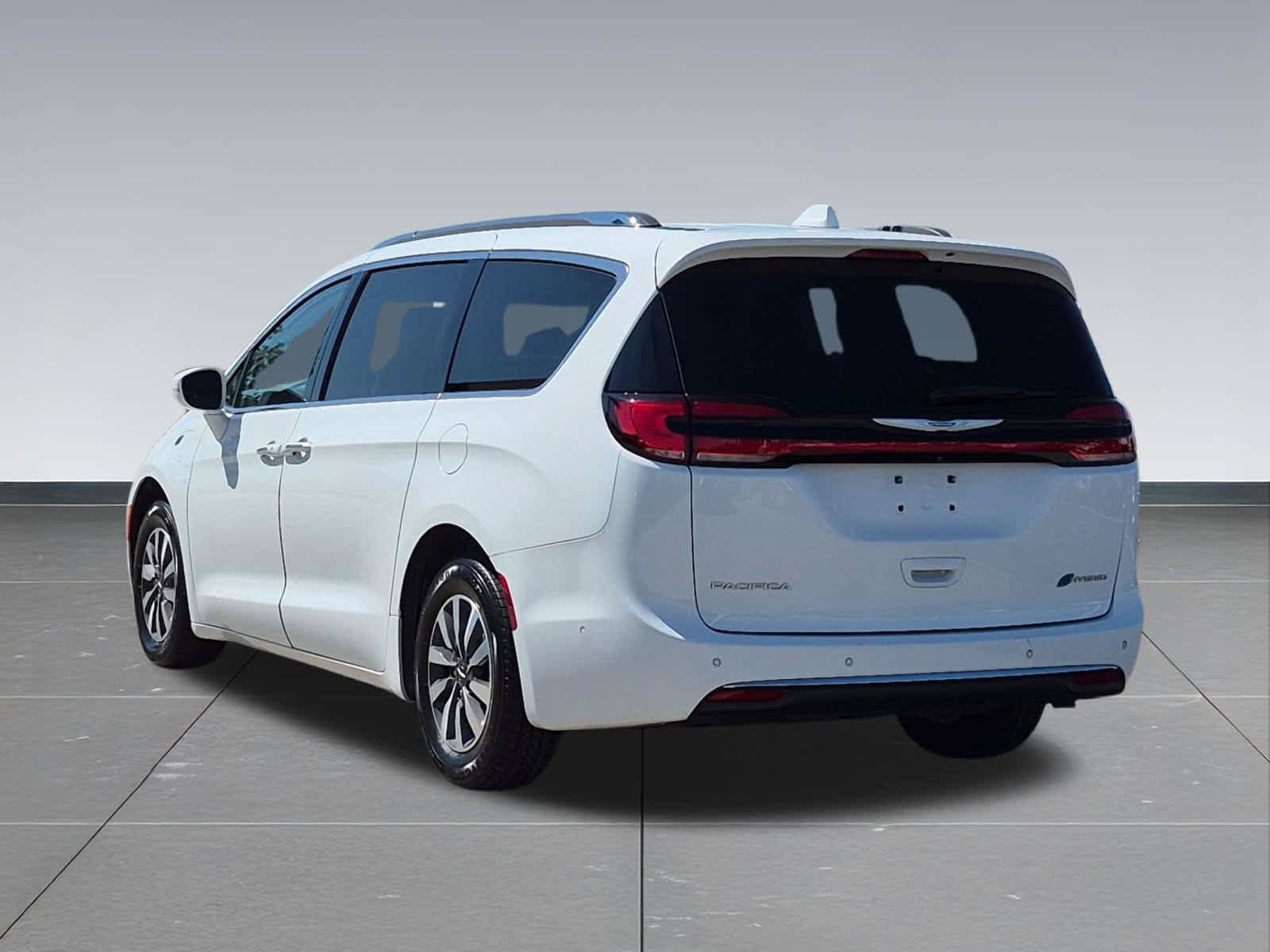 Used 2021 Chrysler Pacifica Touring-L FWD image 3