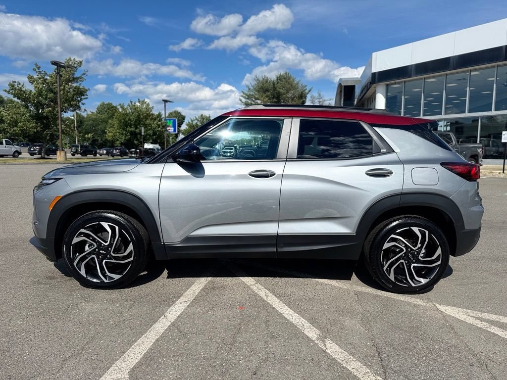 Used 2025 Chevrolet TrailBlazer RS w/ Convenience Package AWD/4WD image 2