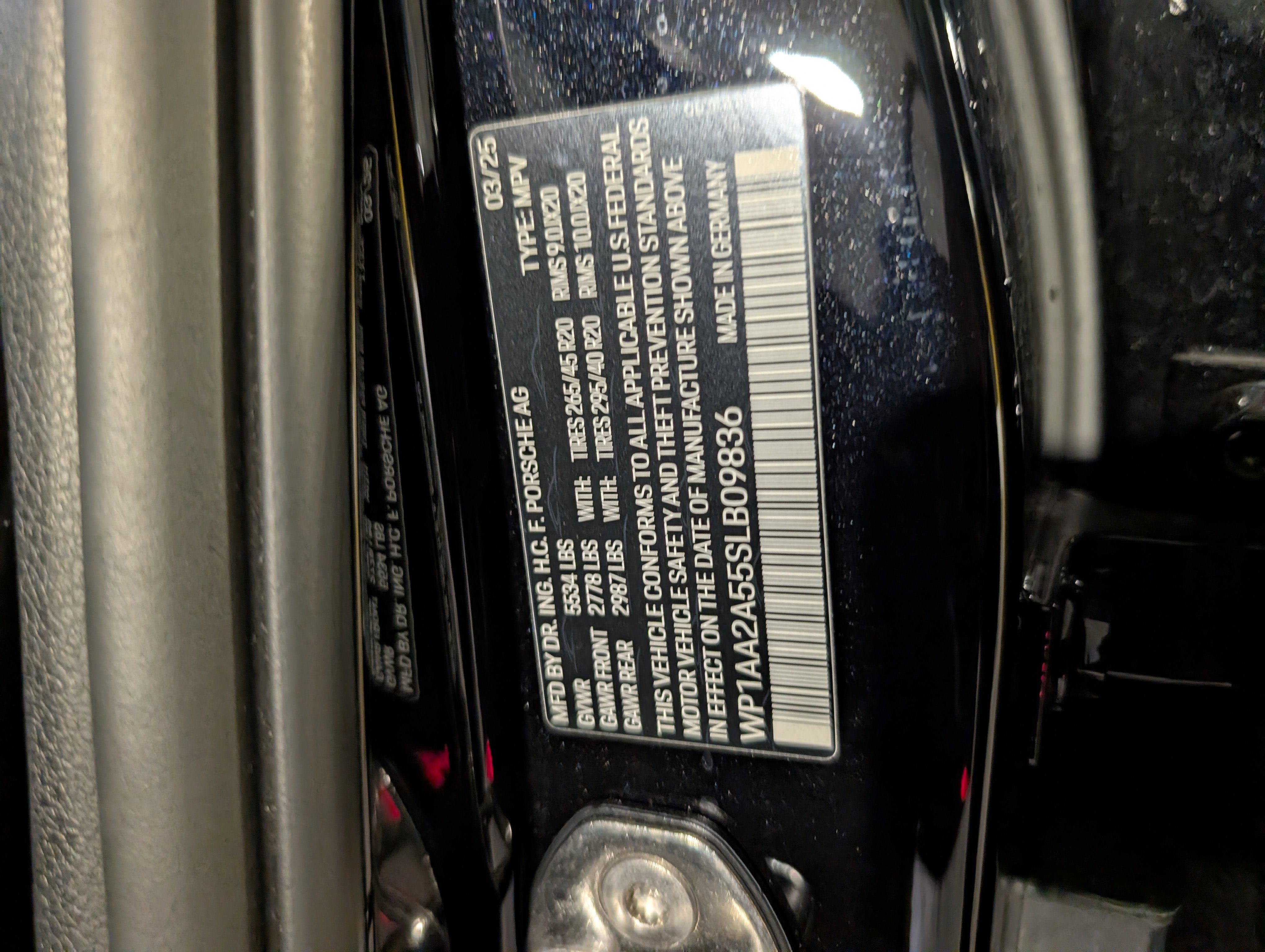 Certified 2025 Porsche Macan image 40