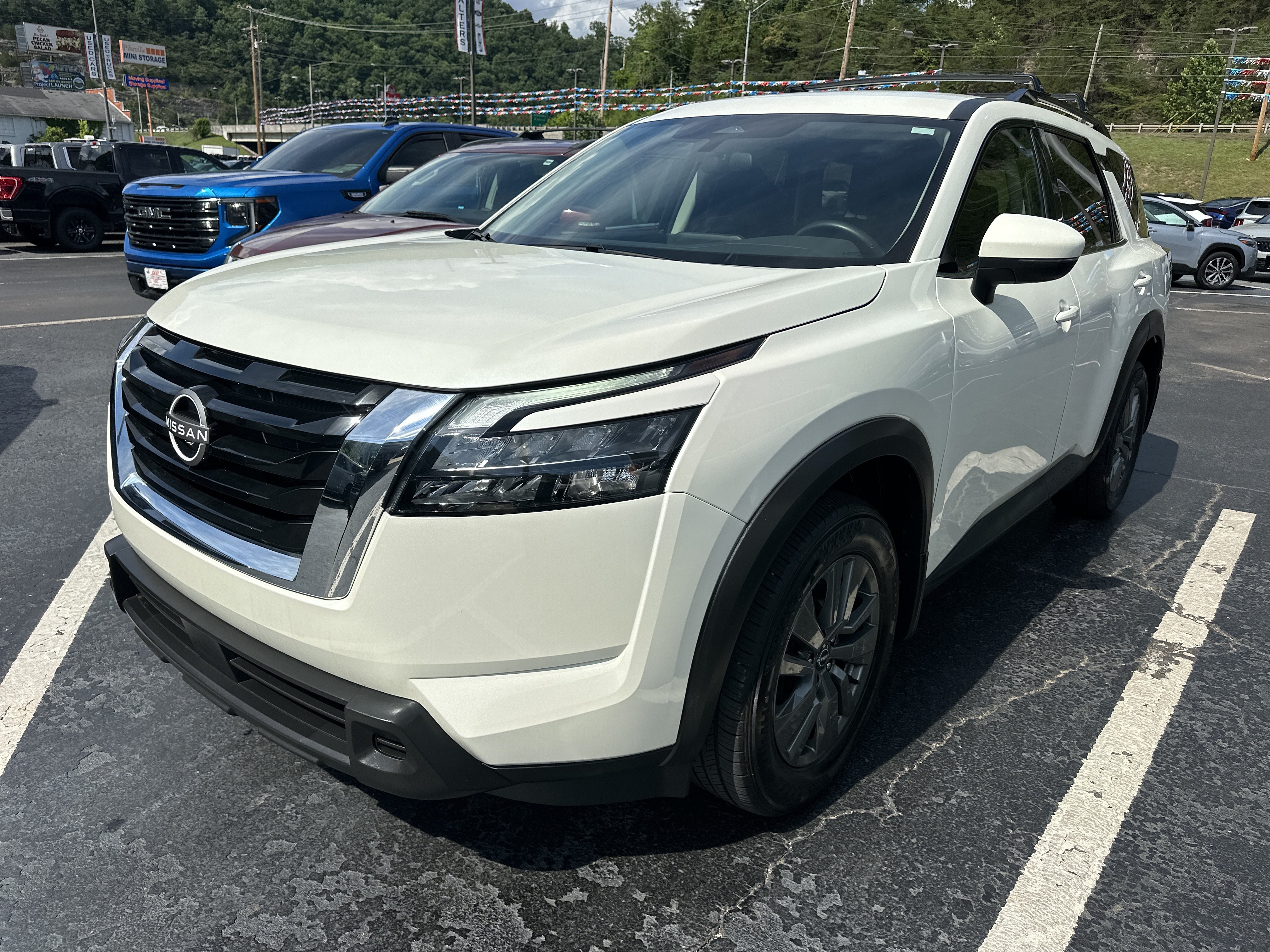 Used 2024 Nissan Pathfinder SV AWD/4WD image 5