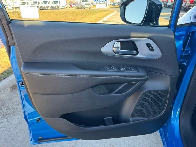 New 2026 Chrysler Pacifica Limited w/ S Appearance Package image 8