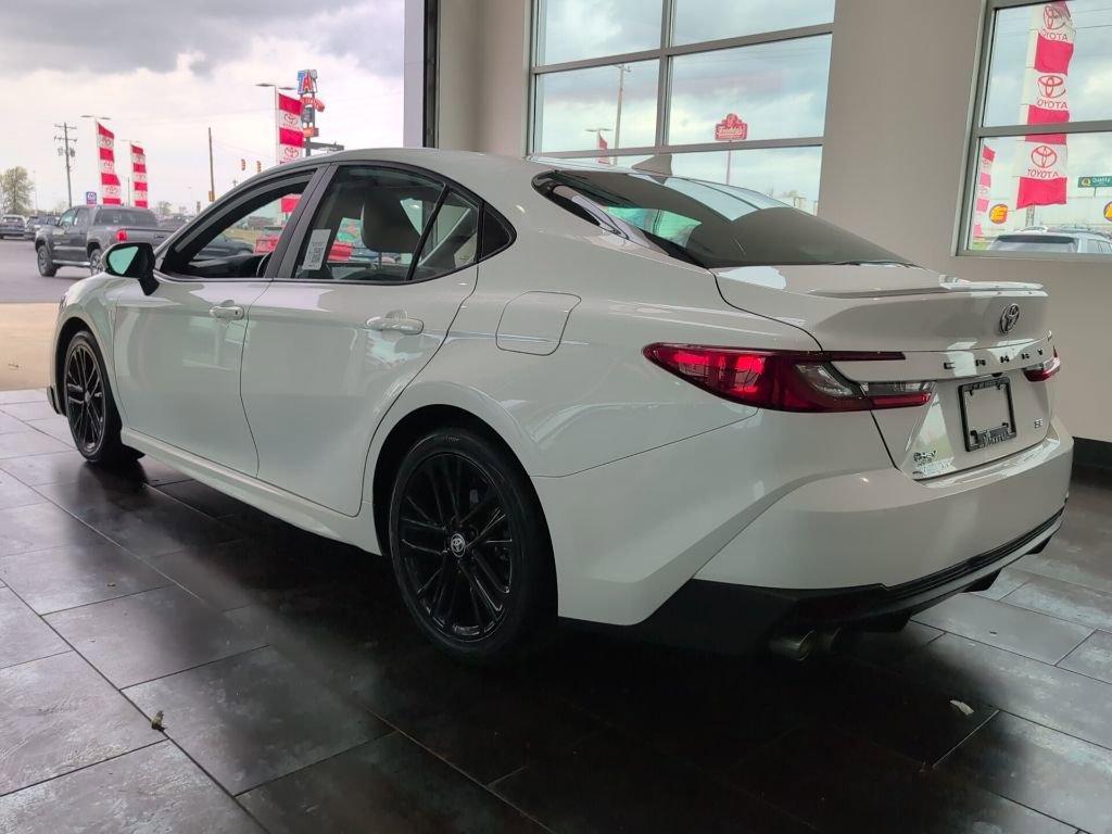 Used 2025 Toyota Camry SE image 5