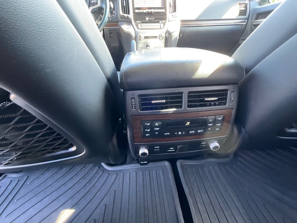 Used 2016 Toyota Land Cruiser image 27