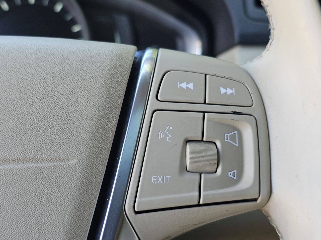 Used 2015 Volvo XC70 T5 Platinum w/ Protection Package FWD image 30