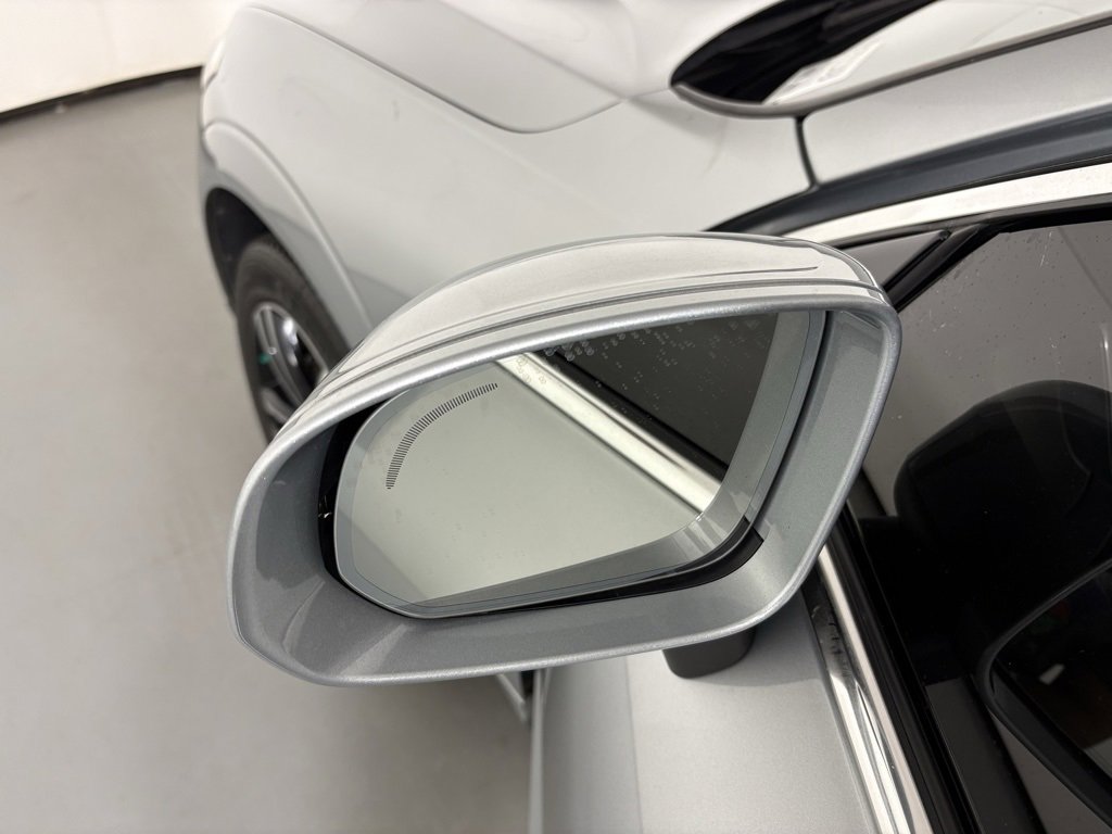 Used 2018 Volvo XC60 T6 Momentum w/ Vision Package image 13