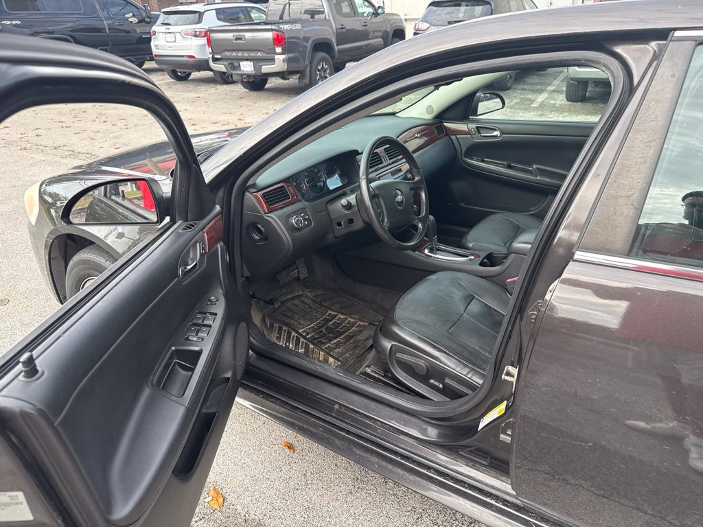 Used 2009 Chevrolet Impala LT w/ Luxury Edition Package FWD image 5
