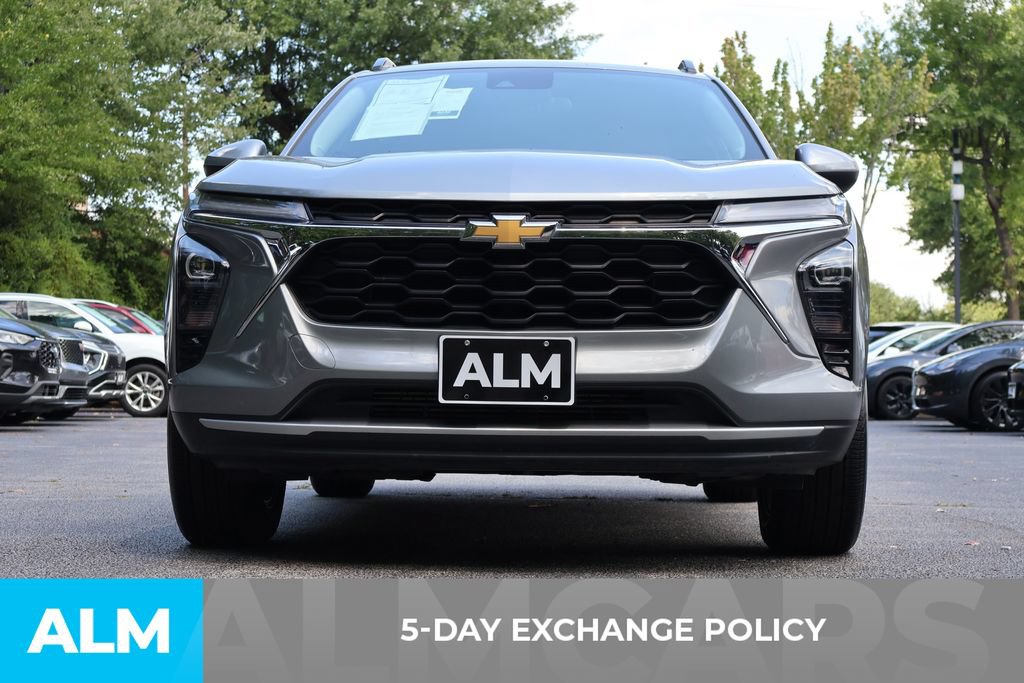 Used 2025 Chevrolet Trax LT FWD image 3