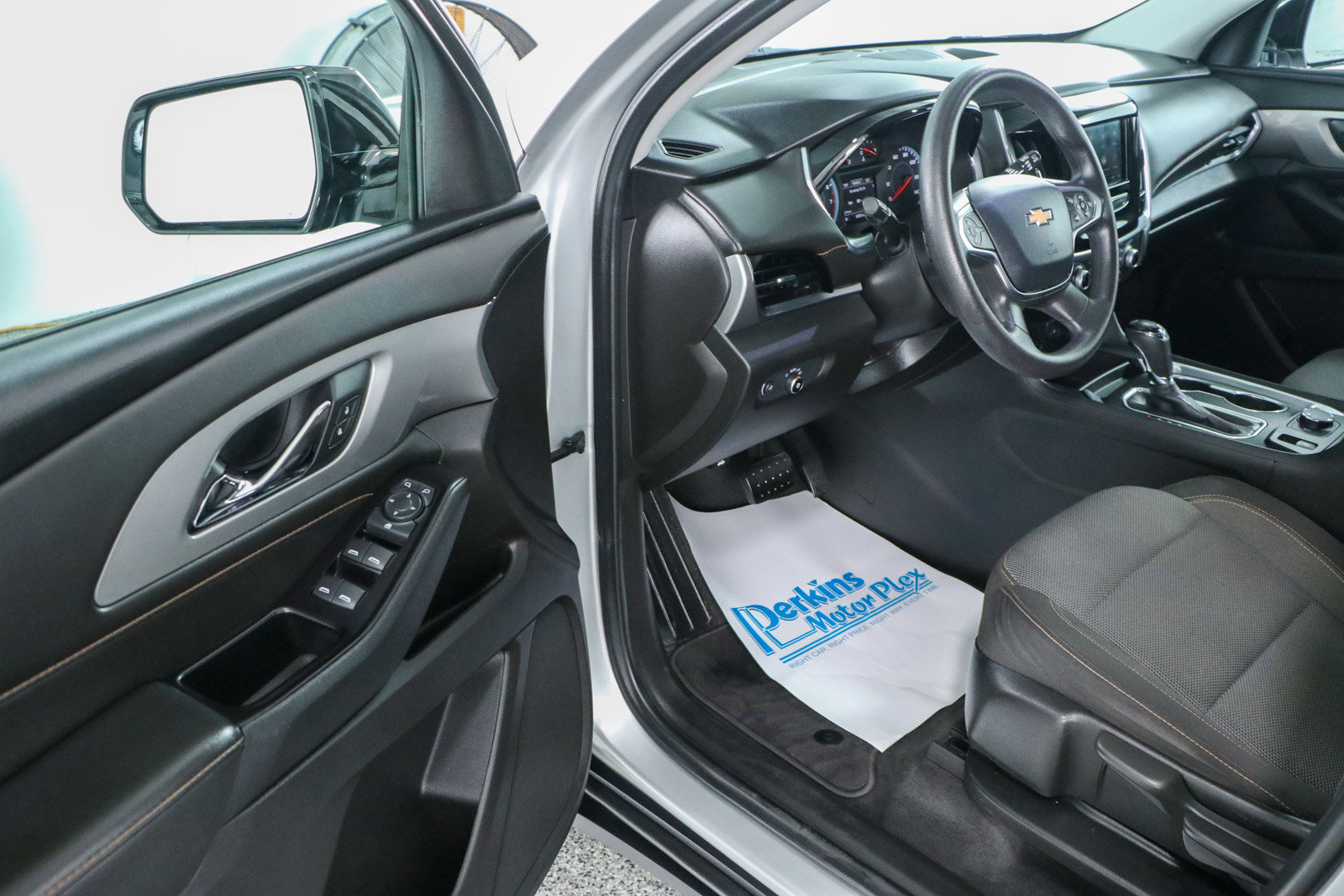 Used 2020 Chevrolet Traverse LS image 3
