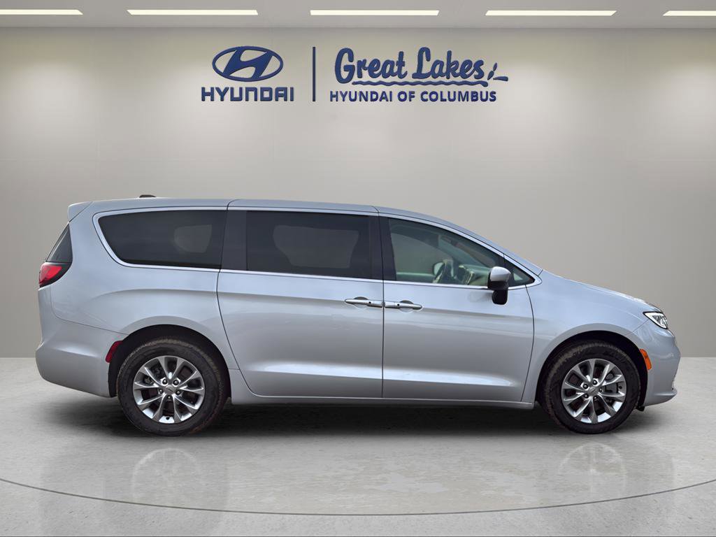 Used 2023 Chrysler Pacifica Touring-L image 6
