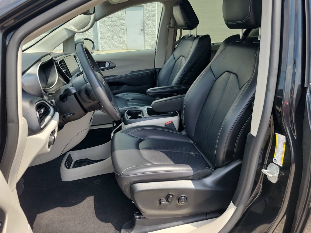 Used 2023 Chrysler Pacifica Touring-L FWD image 18