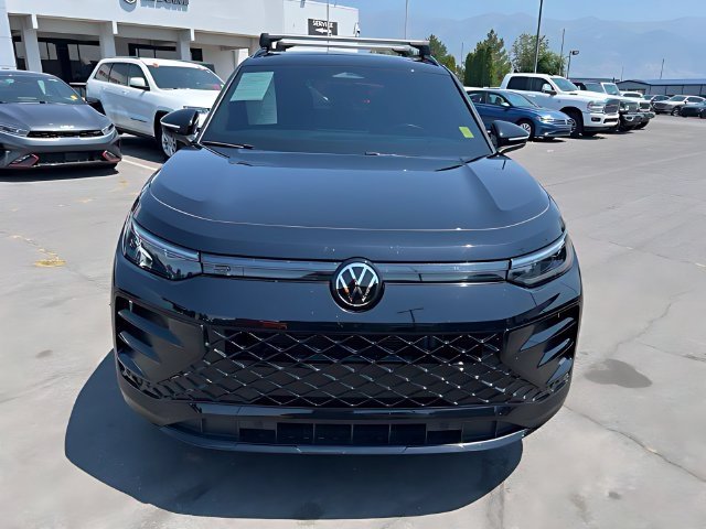 Used 2025 Volkswagen Tiguan SE R-Line AWD/4WD image 9