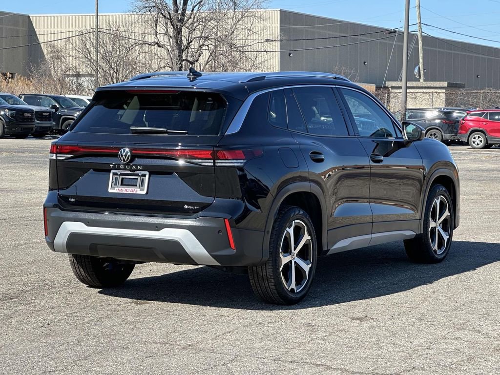 Certified 2025 Volkswagen Tiguan SE image 4