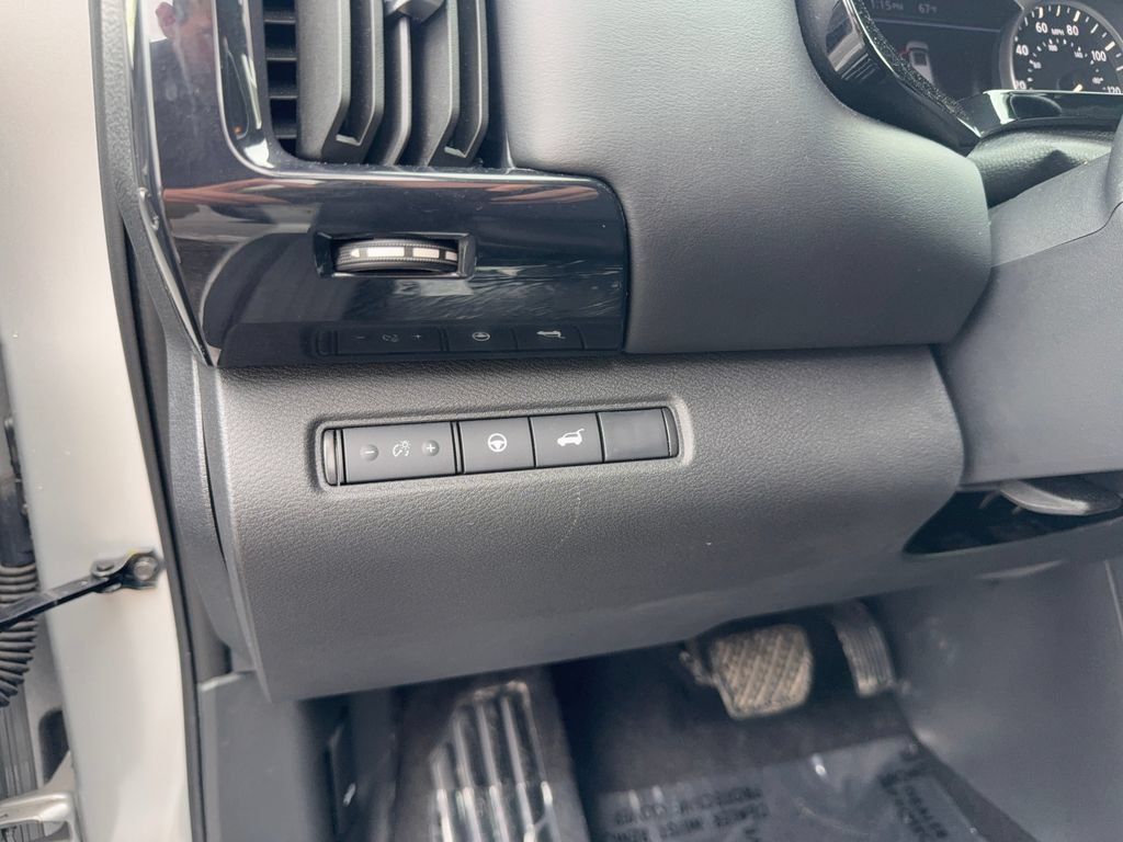 Used 2025 Nissan Pathfinder SV FWD image 12