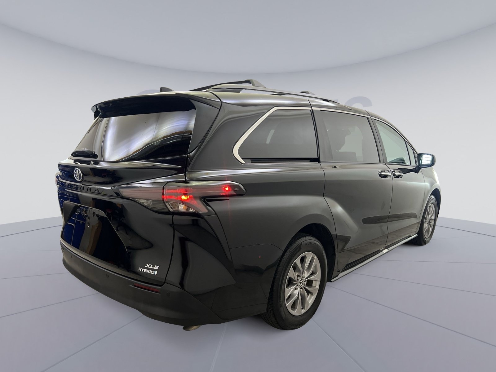 Used 2024 Toyota Sienna XLE w/ XLE Plus Package FWD image 8