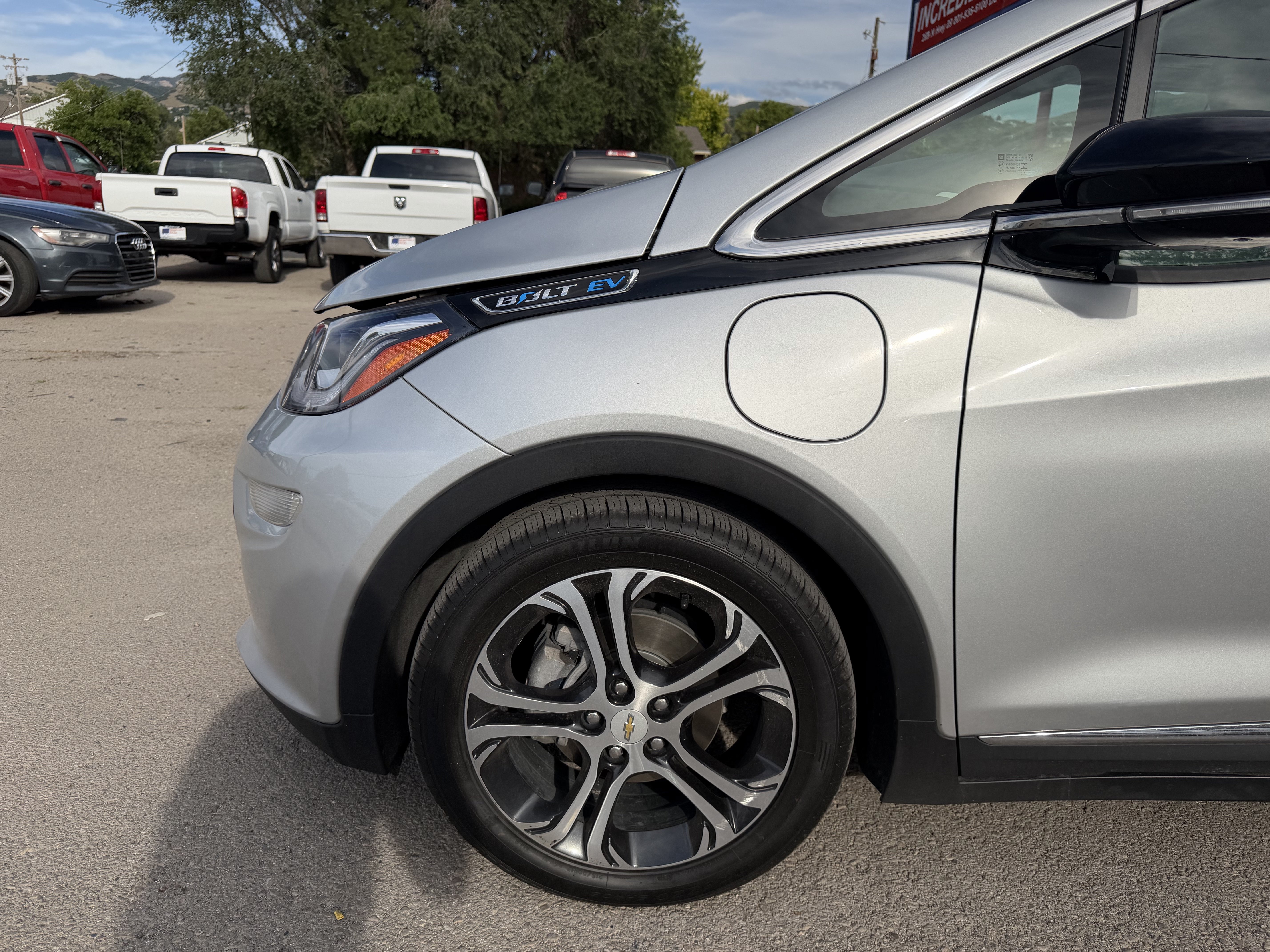 Used 2019 Chevrolet Bolt Premier w/ Infotainment Package FWD image 23