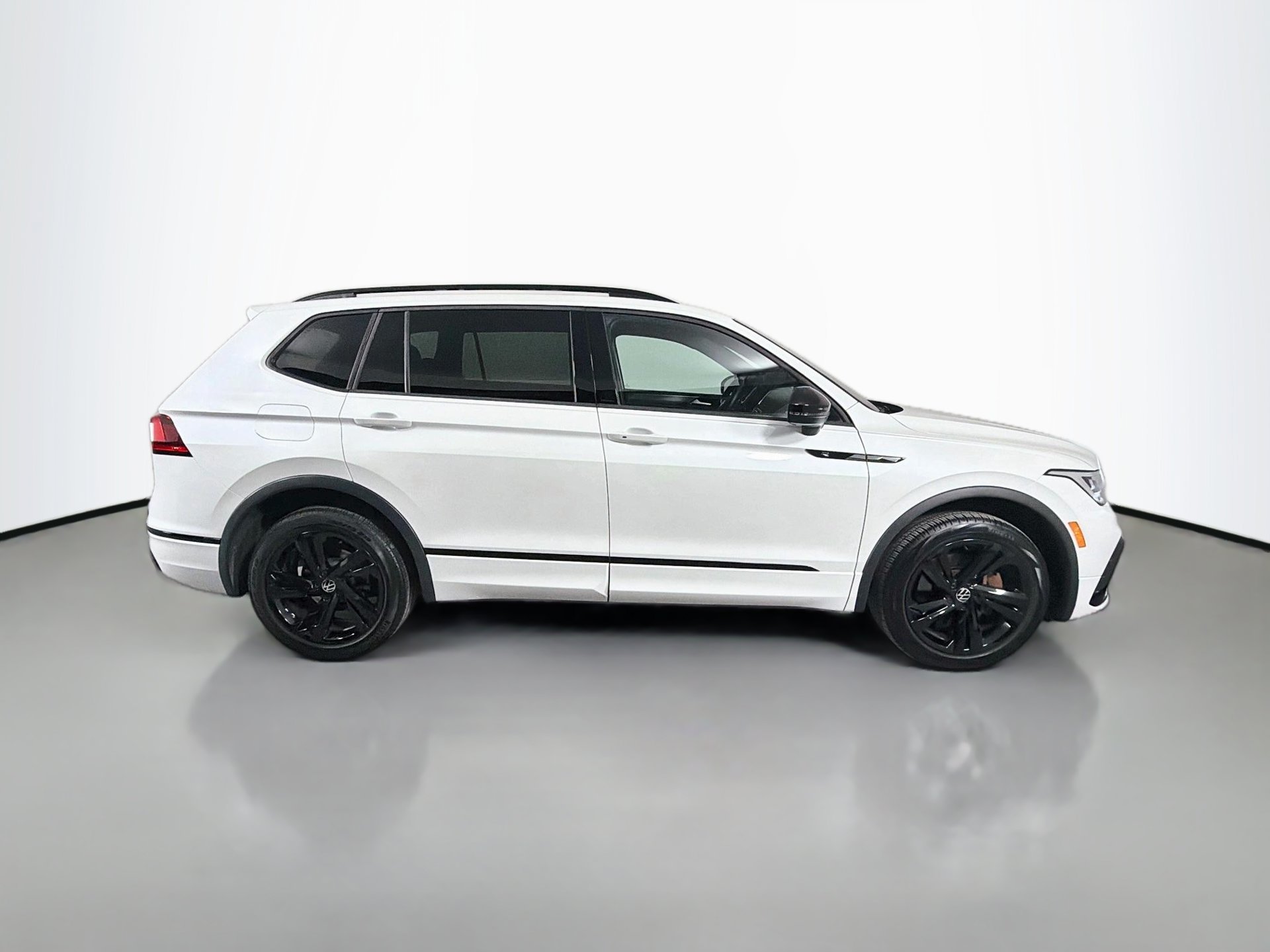 Used 2023 Volkswagen Tiguan SE R-Line FWD image 4