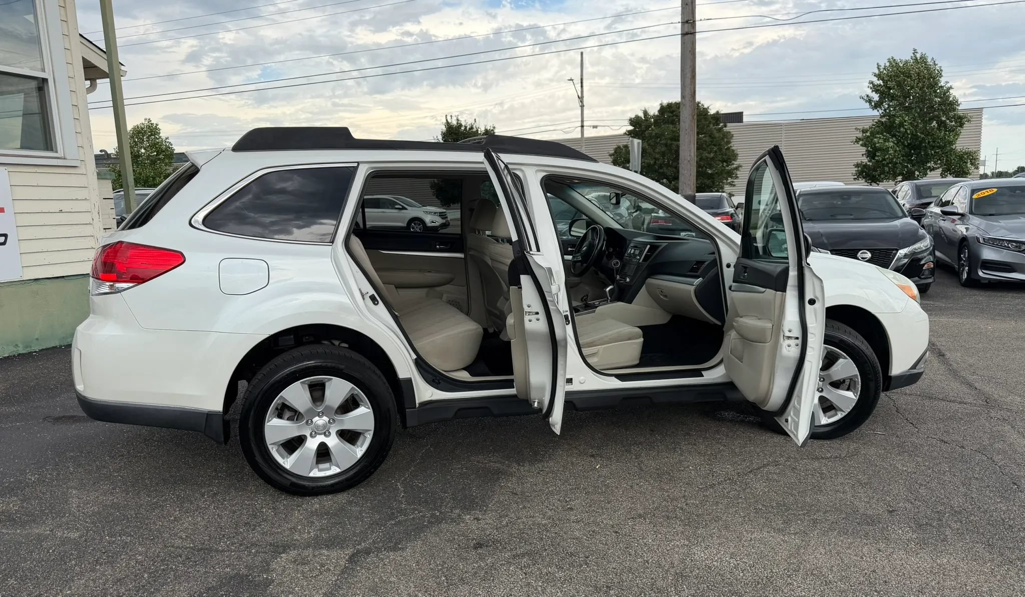 Used 2011 Subaru Outback 2.5i Premium w/ All-Weather Pkg AWD/4WD image 25