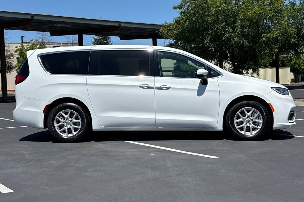 Used 2023 Chrysler Pacifica Touring-L FWD image 10