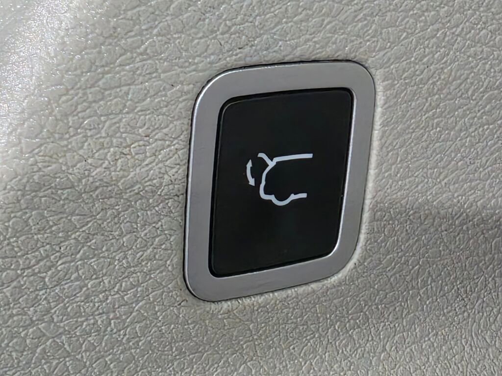 Used 2019 Chrysler Pacifica Touring-L Plus w/ Advanced Safetytec Group FWD image 23