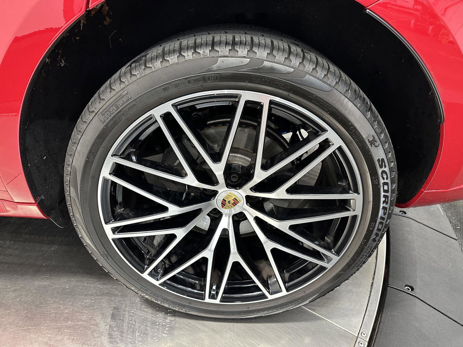 Certified 2025 Porsche Macan image 12