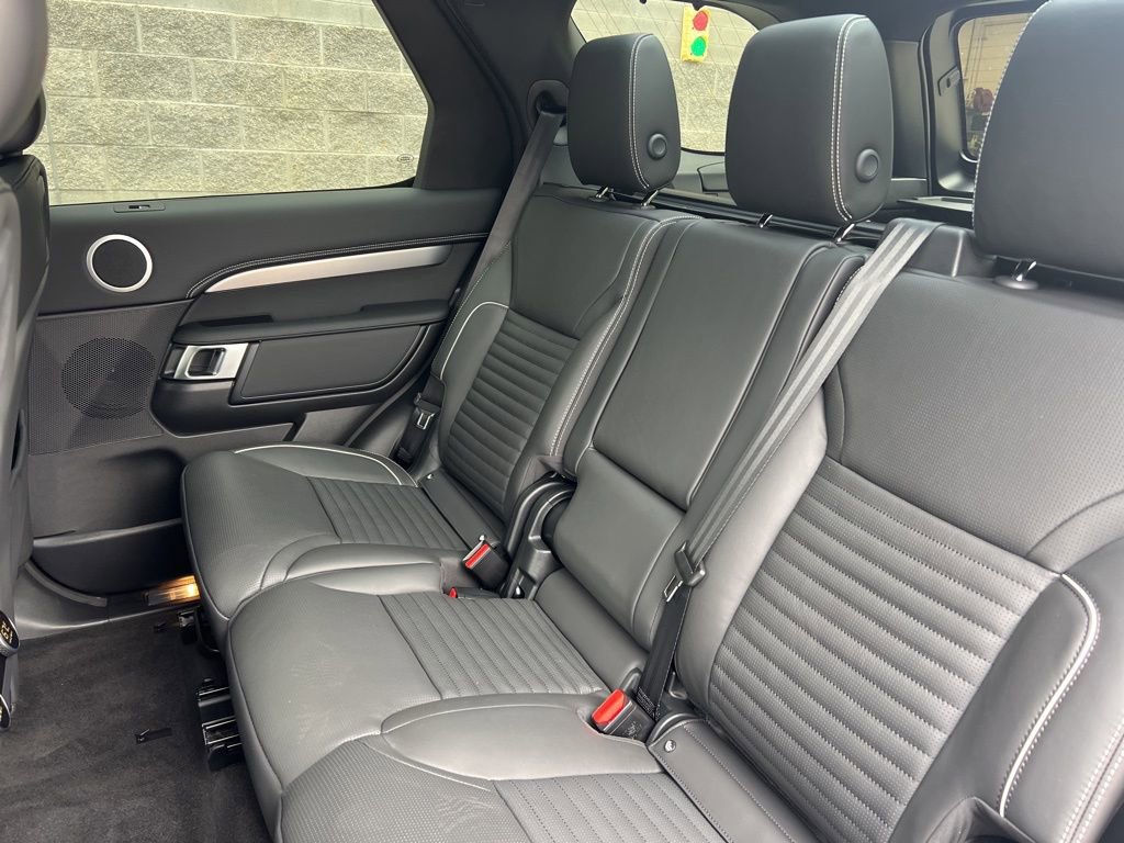 New 2024 Land Rover Discovery Dynamic SE image 12