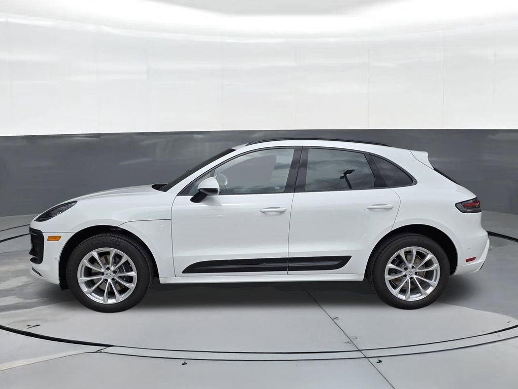 Certified 2025 Porsche Macan AWD/4WD image 2
