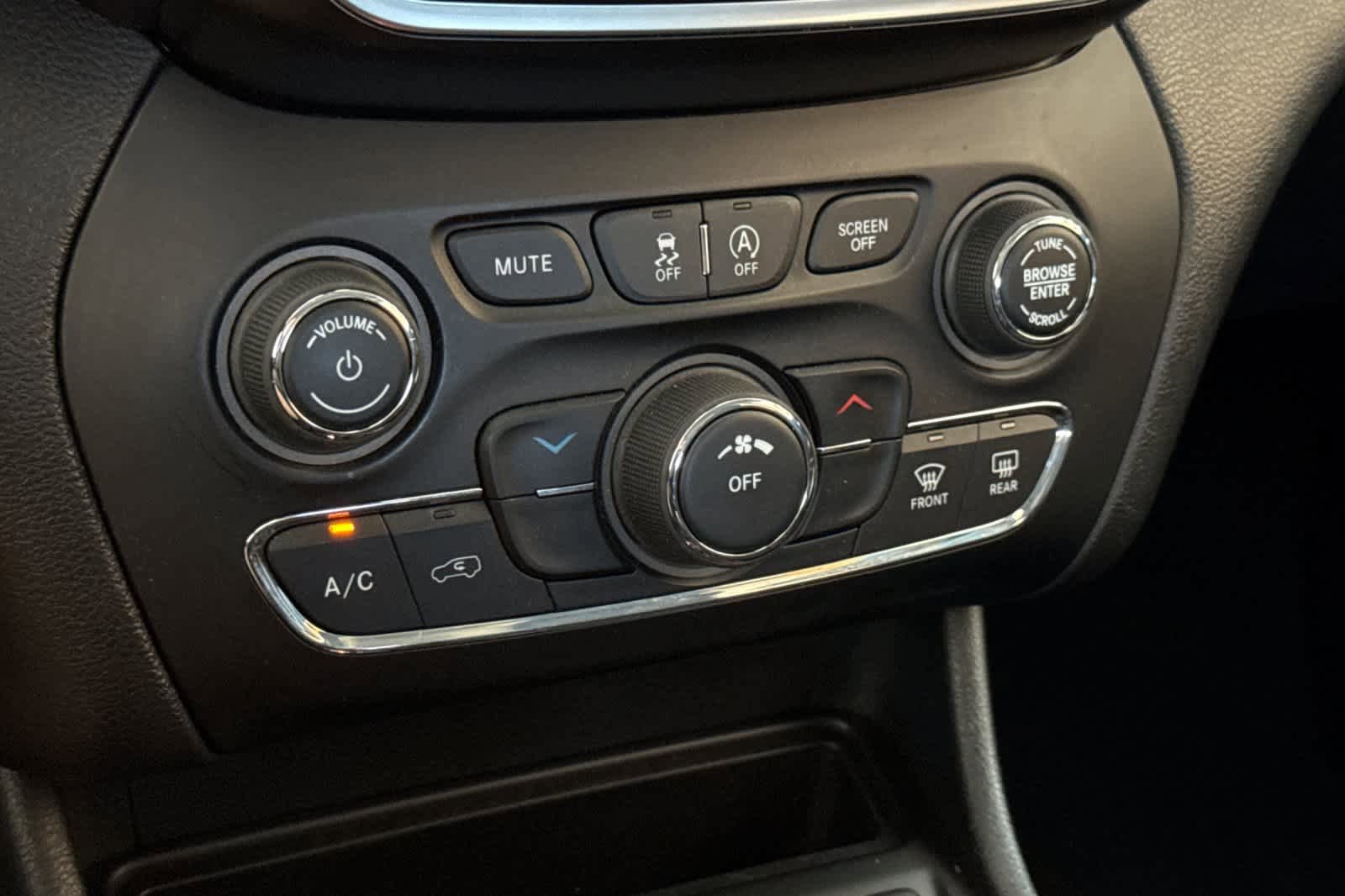 Used 2019 Jeep Cherokee Latitude w/ Popular Appearance Group AWD/4WD image 21