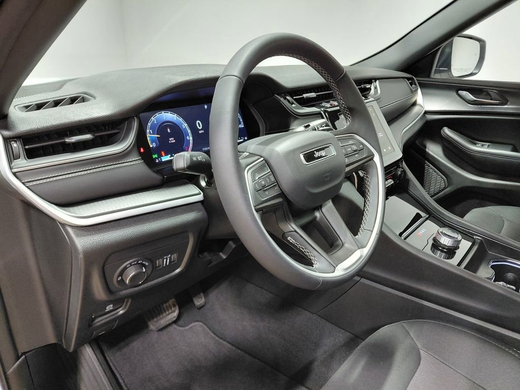 Certified 2025 Jeep Grand Cherokee Laredo X image 26