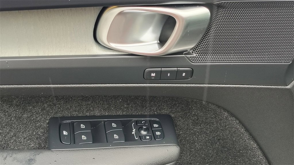 Certified 2025 Volvo XC40 B5 Plus image 9