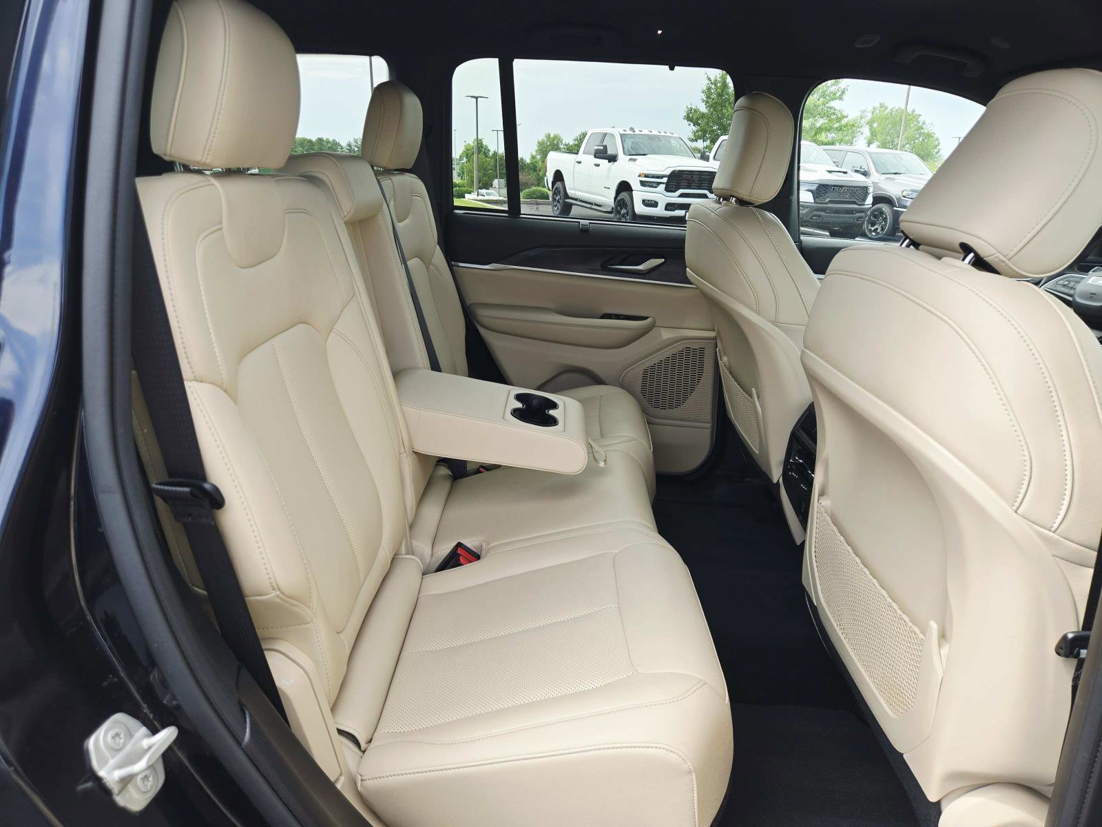 Used 2023 Jeep Grand Cherokee Limited w/ Luxury Tech Group II AWD/4WD image 15