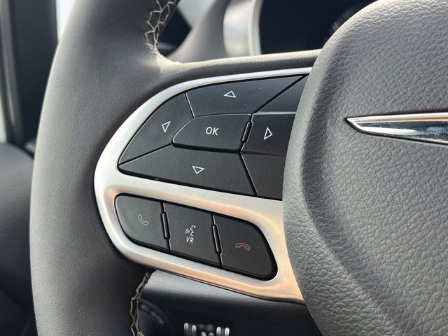 Used 2026 Chrysler Pacifica Select FWD image 35