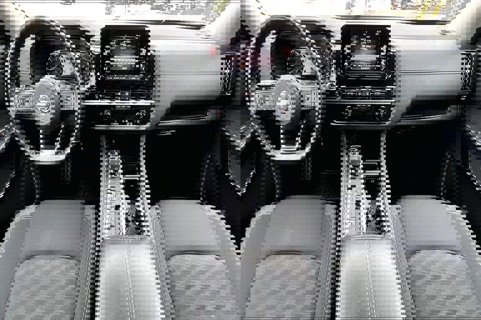 Used 2025 Nissan Pathfinder SV image 14