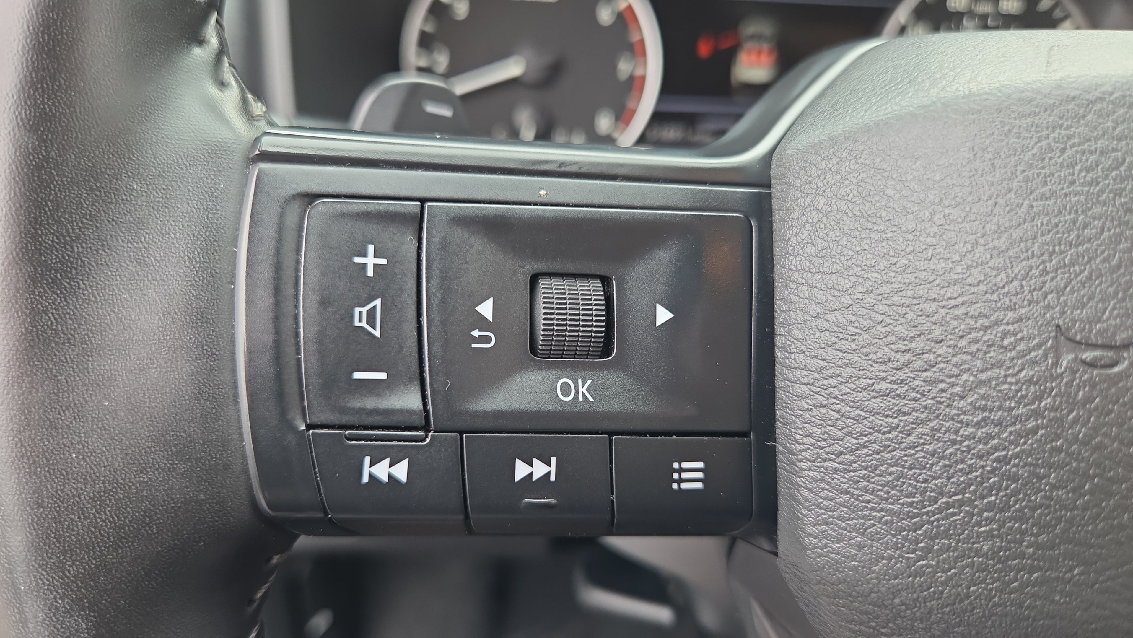 Used 2025 Nissan Rogue SV FWD image 26