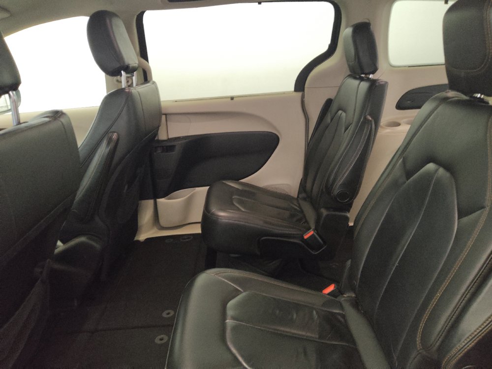 Used 2017 Chrysler Pacifica Touring-L w/ Tire & Wheel Group FWD image 18