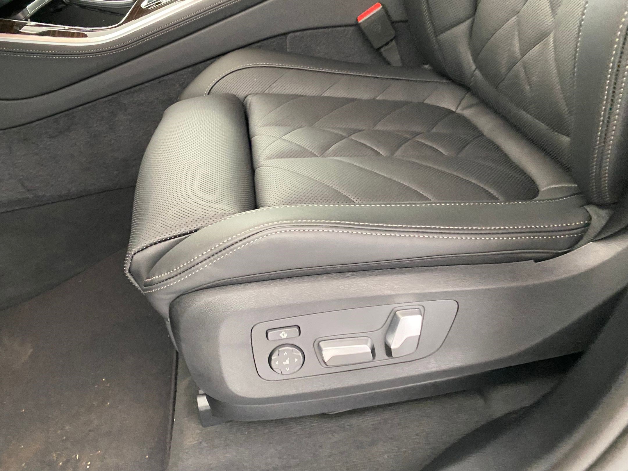 Used 2026 BMW X5 xDrive40i w/ Premium Package image 12