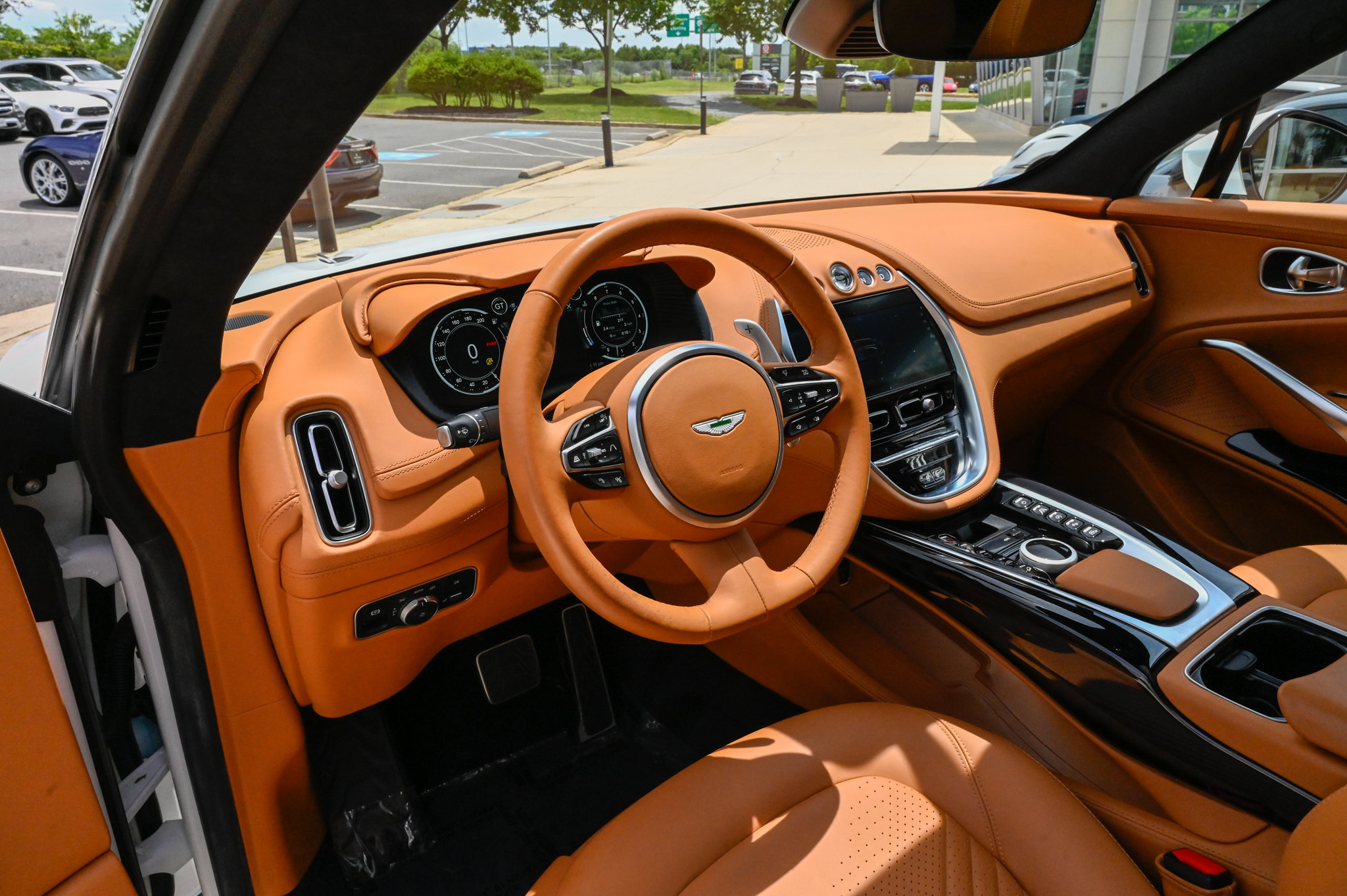 Used 2024 Aston Martin DBX AWD/4WD image 16