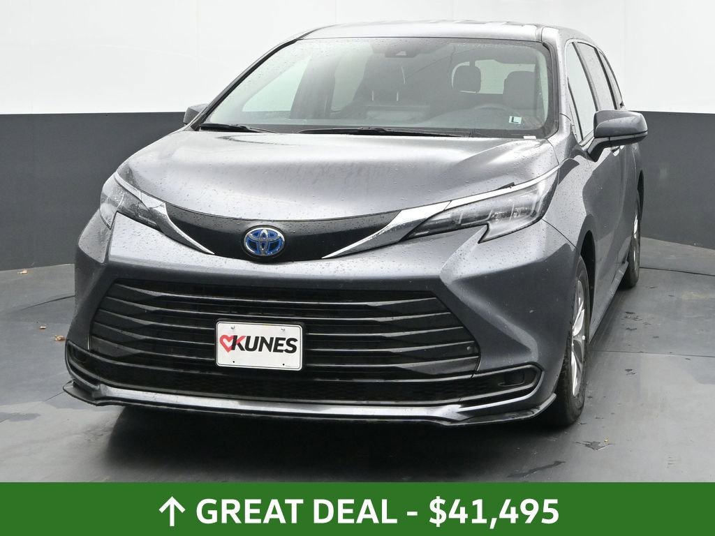 Used 2025 Toyota Sienna LE image 5