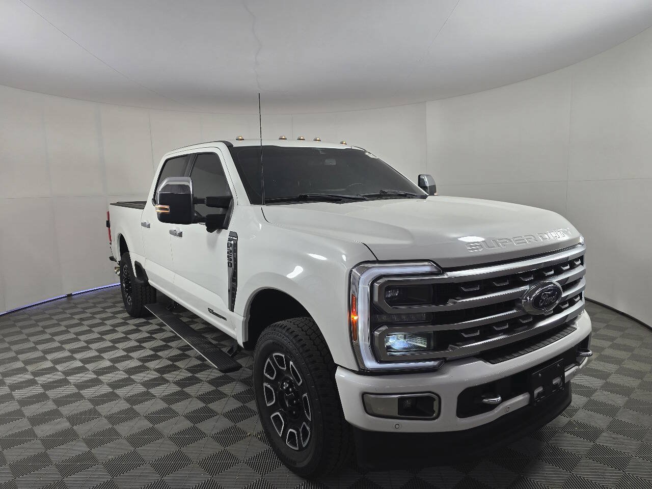 Used 2023 Ford F250 Platinum w/ FX4 Off-Road Package AWD/4WD image 3